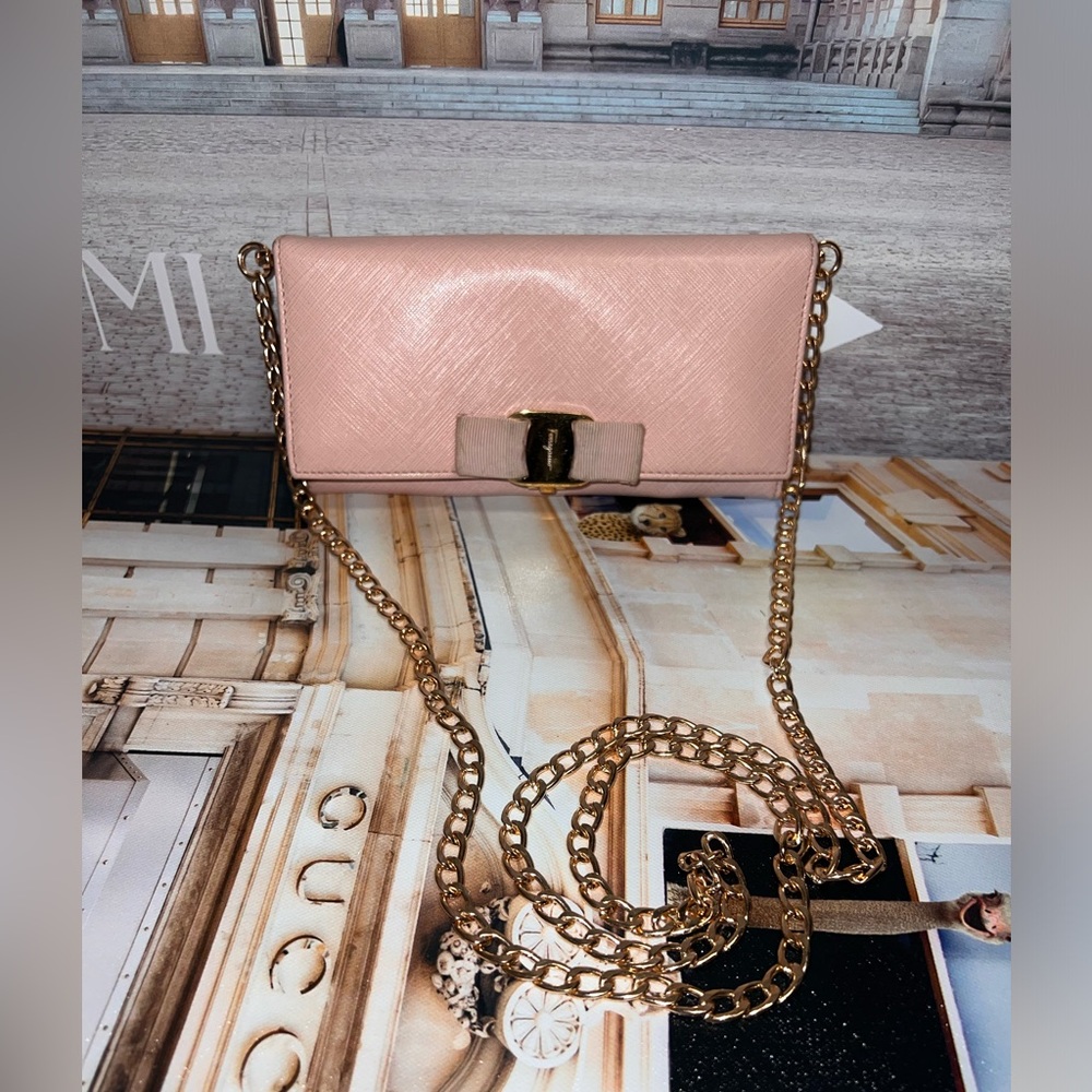 SALVATORE FERRAGAMO Ladies 'Vara' Bow Leather
Pink Wallet 'Bonbon' w/ logo